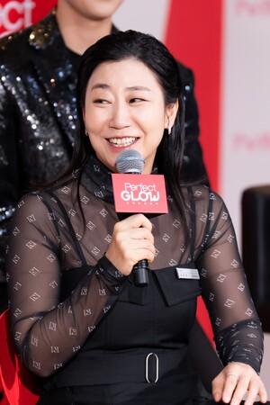 【フォト】ビューティーショップ代表になったラ・ミラン、黒いロングワンピ姿が魅惑的