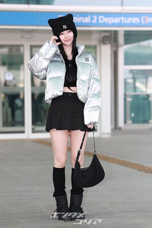 【フォト】aespaカリナ　猫耳ニット帽子＋超ミニスカで日本へ