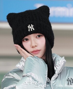 【フォト】aespaカリナ　猫耳ニット帽子＋超ミニスカで日本へ