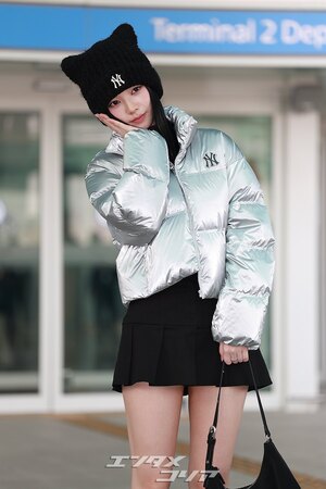 【フォト】aespaカリナ　猫耳ニット帽子＋超ミニスカで日本へ