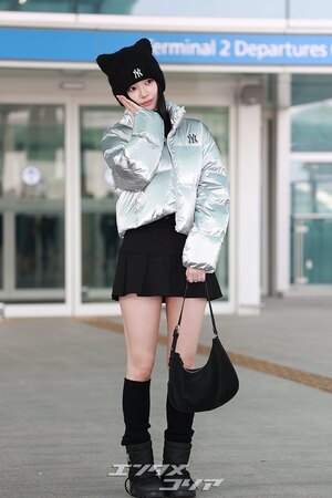 【フォト】aespaカリナ　猫耳ニット帽子＋超ミニスカで日本へ