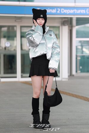 【フォト】aespaカリナ　猫耳ニット帽子＋超ミニスカで日本へ