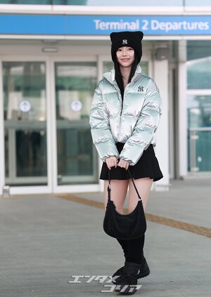 【フォト】aespaカリナ　猫耳ニット帽子＋超ミニスカで日本へ