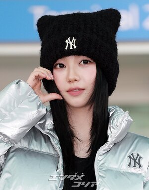 【フォト】aespaカリナ　猫耳ニット帽子＋超ミニスカで日本へ