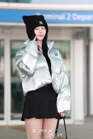 【フォト】aespaカリナ　猫耳ニット帽子＋超ミニスカで日本へ