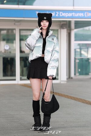 【フォト】aespaカリナ　猫耳ニット帽子＋超ミニスカで日本へ