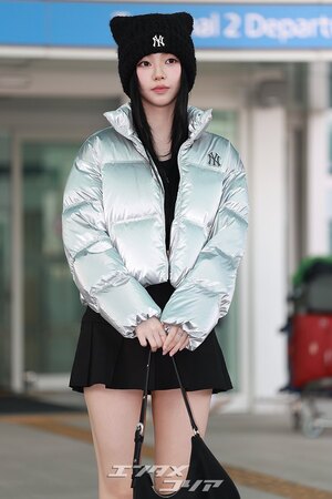 【フォト】aespaカリナ　猫耳ニット帽子＋超ミニスカで日本へ