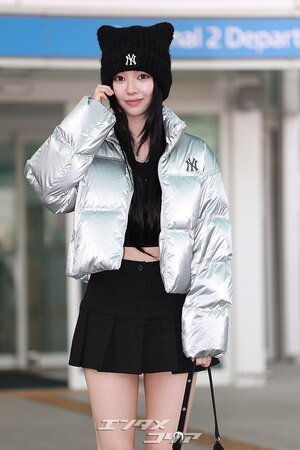 【フォト】aespaカリナ　猫耳ニット帽子＋超ミニスカで日本へ