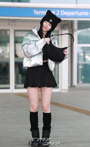 【フォト】aespaカリナ　猫耳ニット帽子＋超ミニスカで日本へ