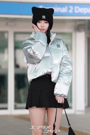 【フォト】aespaカリナ　猫耳ニット帽子＋超ミニスカで日本へ