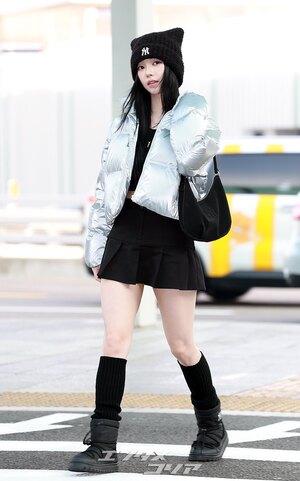 【フォト】aespaカリナ　超ミニスカで「キュートな黒猫」に