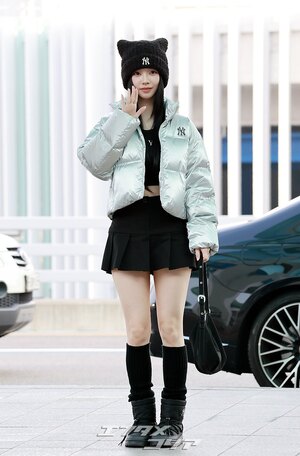 【フォト】aespaカリナ　超ミニスカで「キュートな黒猫」に