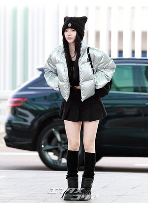 【フォト】aespaカリナ　超ミニスカで「キュートな黒猫」に