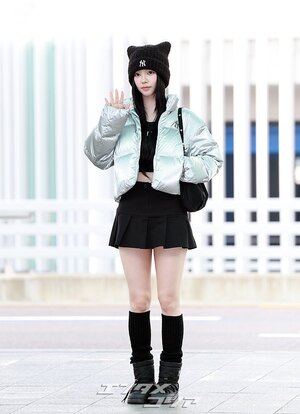 【フォト】aespaカリナ　超ミニスカで「キュートな黒猫」に