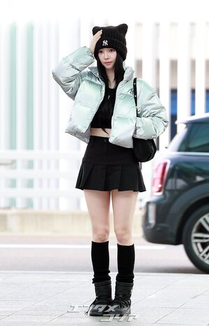 【フォト】aespaカリナ　超ミニスカで「キュートな黒猫」に
