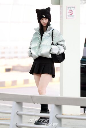 【フォト】aespaカリナ　超ミニスカで「キュートな黒猫」に