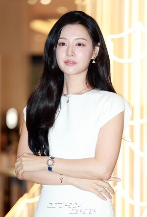 【フォト】キム・ジウォン、本物の女王のよう…白いドレス姿が驚くほど上品