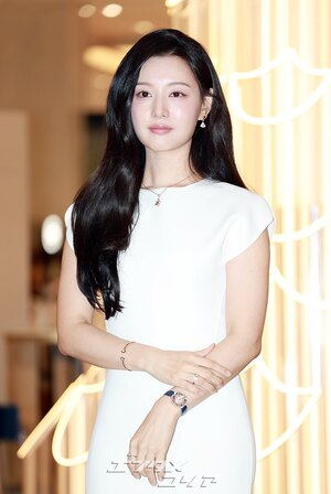 【フォト】キム・ジウォン、本物の女王のよう…白いドレス姿が驚くほど上品