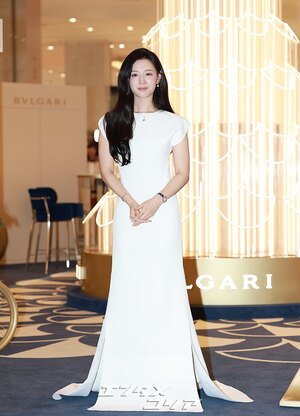 【フォト】キム・ジウォン、本物の女王のよう…白いドレス姿が驚くほど上品
