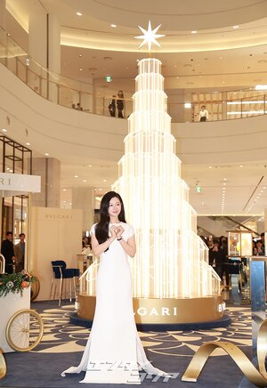 【フォト】キム・ジウォン、本物の女王のよう…白いドレス姿が驚くほど上品