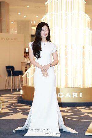 【フォト】キム・ジウォン、本物の女王のよう…白いドレス姿が驚くほど上品