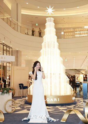 【フォト】キム・ジウォン、本物の女王のよう…白いドレス姿が驚くほど上品