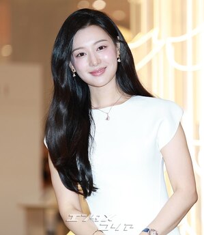 【フォト】キム・ジウォン、近くで見るとますます輝く美しさ