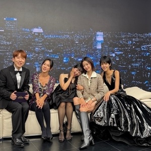 チャン・ヨンラン、チョン・ジヒョンと腕を組み肩を寄せて…「完全にファン…夢か現実か」