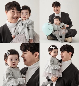 【フォト】50代でパパになったパク・スホン　お人形さんみたいな娘にデレデレ