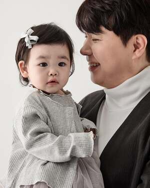 【フォト】50代でパパになったパク・スホン　お人形さんみたいな娘にデレデレ