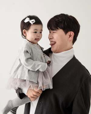 【フォト】50代でパパになったパク・スホン　お人形さんみたいな娘にデレデレ