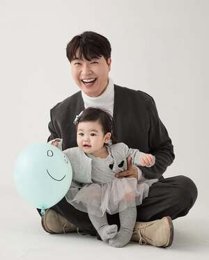 【フォト】50代でパパになったパク・スホン　お人形さんみたいな娘にデレデレ