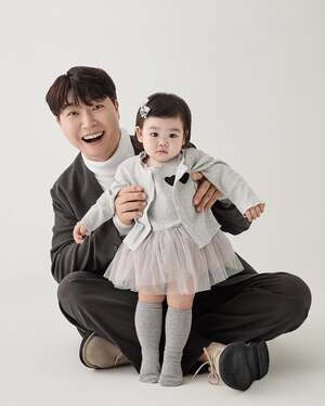 【フォト】50代でパパになったパク・スホン　お人形さんみたいな娘にデレデレ