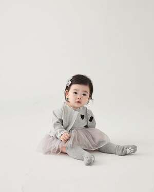 【フォト】50代でパパになったパク・スホン　お人形さんみたいな娘にデレデレ