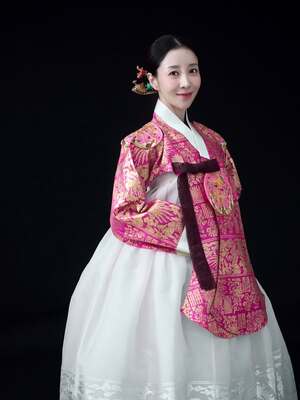 【フォト】41歳ウォン・ジンソ、上品なウエディングドレス姿