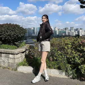 キム・ヨナ、ショートパンツ姿で美脚アピール…日差しのように華やかな美しさ