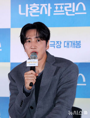 【フォト】キム・ソンフン監督＆イ・グァンス「『ひとりぼっちのプリンス』見てね」