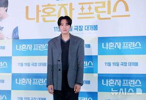 【フォト】キム・ソンフン監督＆イ・グァンス「『ひとりぼっちのプリンス』見てね」