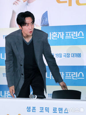【フォト】キム・ソンフン監督＆イ・グァンス「『ひとりぼっちのプリンス』見てね」