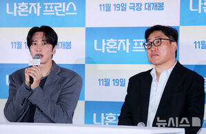 【フォト】キム・ソンフン監督＆イ・グァンス「『ひとりぼっちのプリンス』見てね」