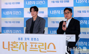 【フォト】キム・ソンフン監督＆イ・グァンス「『ひとりぼっちのプリンス』見てね」