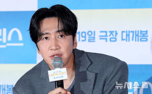 【フォト】キム・ソンフン監督＆イ・グァンス「『ひとりぼっちのプリンス』見てね」