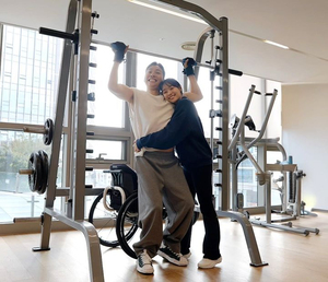 下半身まひのパク・ウィ、二本足で立って妻ソン・ジウンを抱きしめた 「11年ぶりに小さな夢が実現」