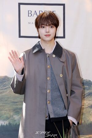 【フォト】&TEAMのEJ、キュートにウインク