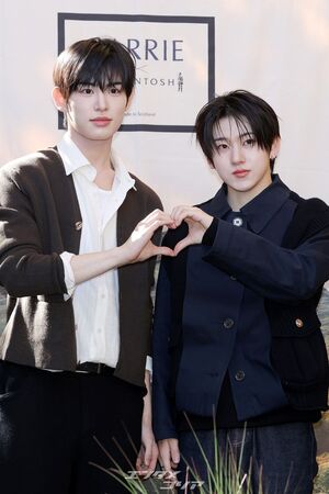 【フォト】KickFlipゲフン＆ミンジェ、仲良くハートのポーズ