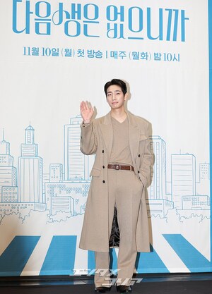 【フォト】ユン・バク＆キム・ヒソン、2人でキュートにハートのポーズ