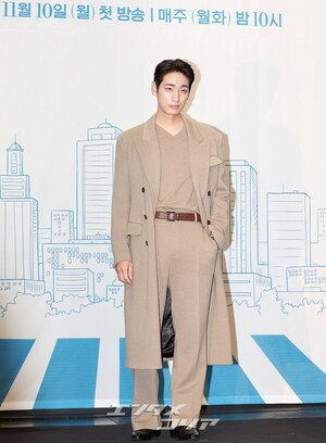 【フォト】ユン・バク＆キム・ヒソン、2人でキュートにハートのポーズ