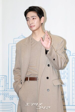 【フォト】ユン・バク＆キム・ヒソン、2人でキュートにハートのポーズ