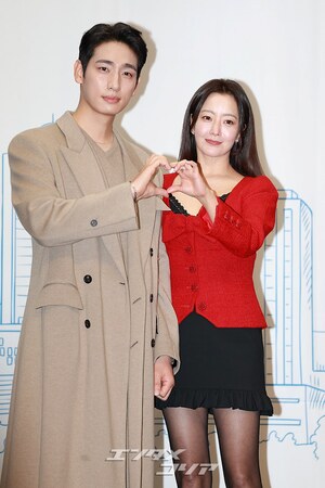 【フォト】ユン・バク＆キム・ヒソン、2人でキュートにハートのポーズ