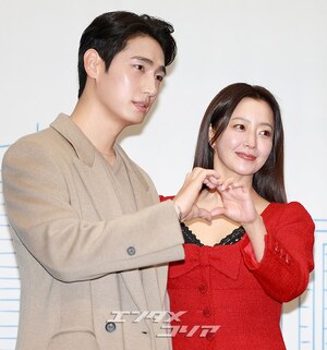 【フォト】ユン・バク＆キム・ヒソン、2人でキュートにハートのポーズ